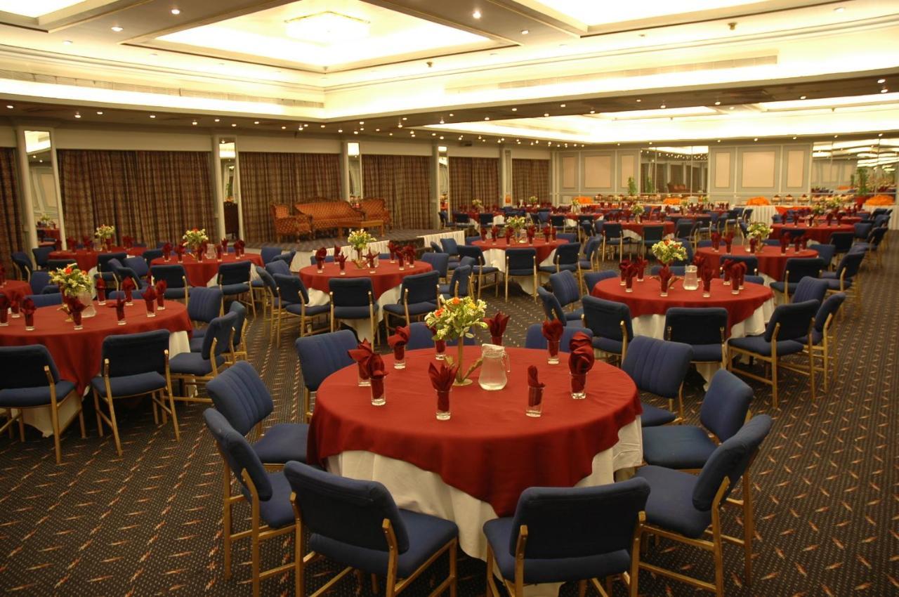 Regent Plaza Hotel & Convention Center Karachi Exterior photo