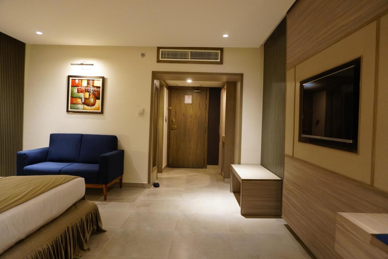 Regent Plaza Hotel & Convention Center Karachi Exterior photo
