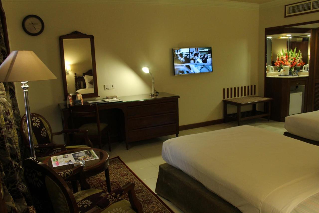 Regent Plaza Hotel & Convention Center Karachi Exterior photo