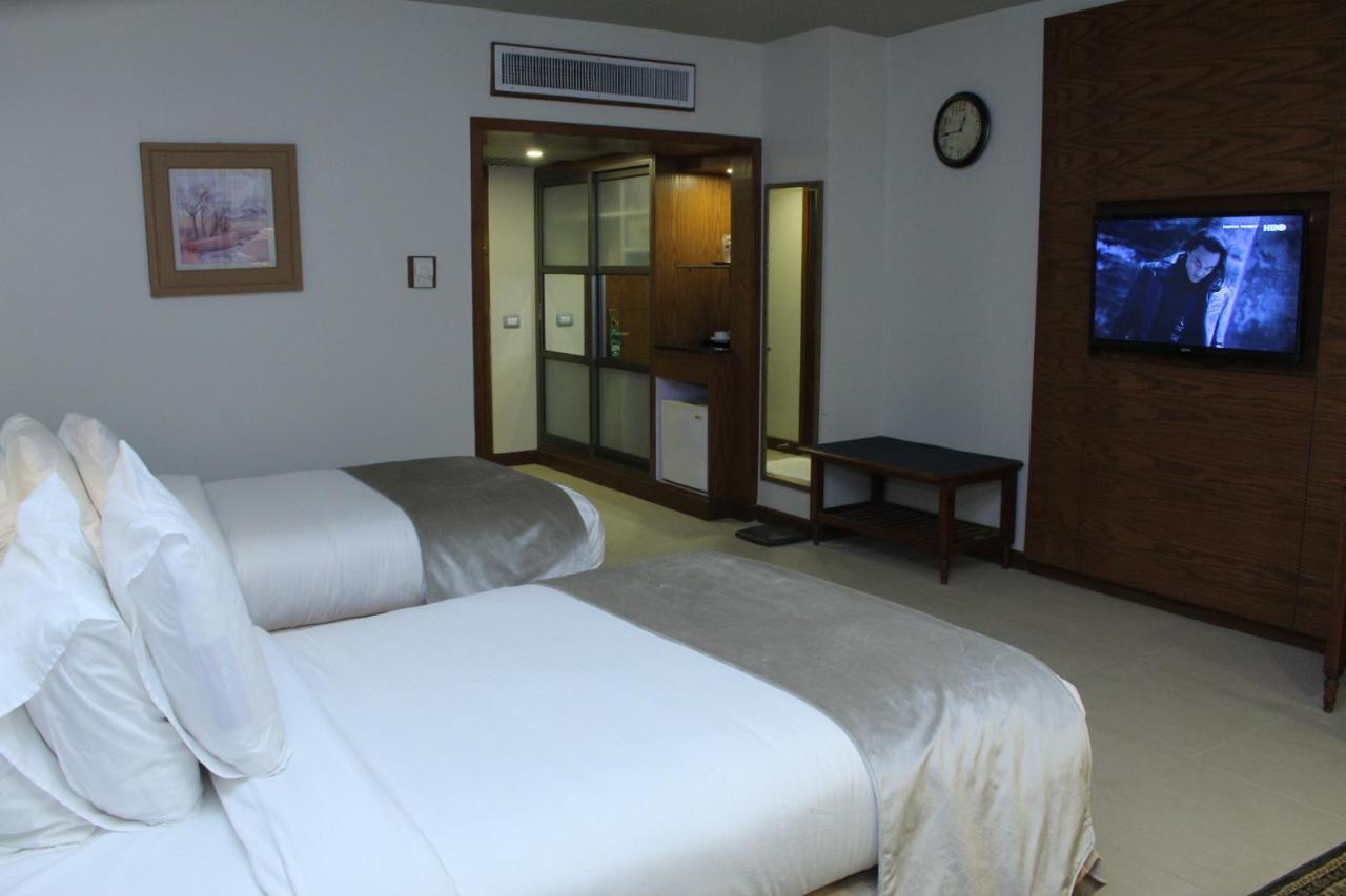 Regent Plaza Hotel & Convention Center Karachi Exterior photo