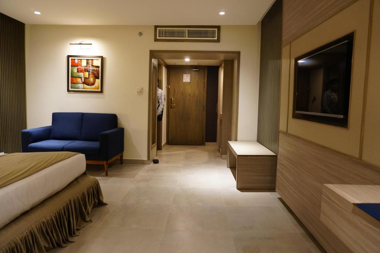 Regent Plaza Hotel & Convention Center Karachi Exterior photo