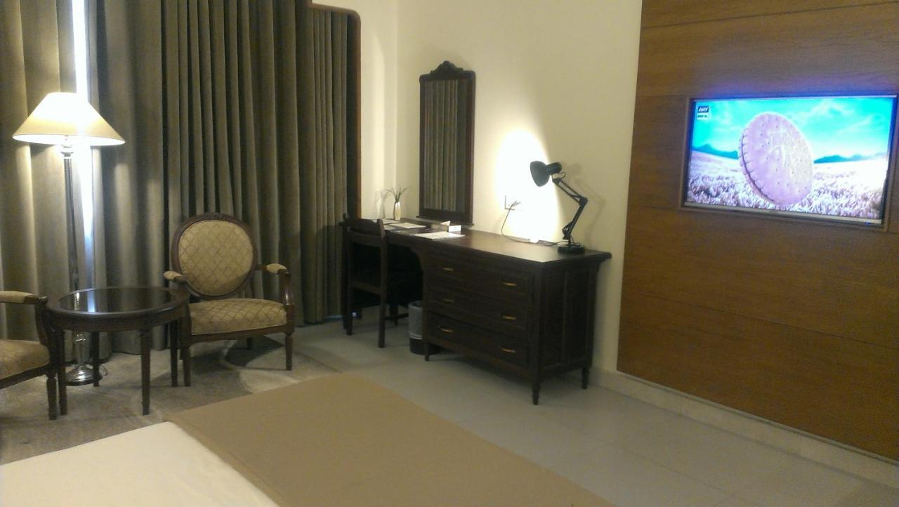 Regent Plaza Hotel & Convention Center Karachi Exterior photo